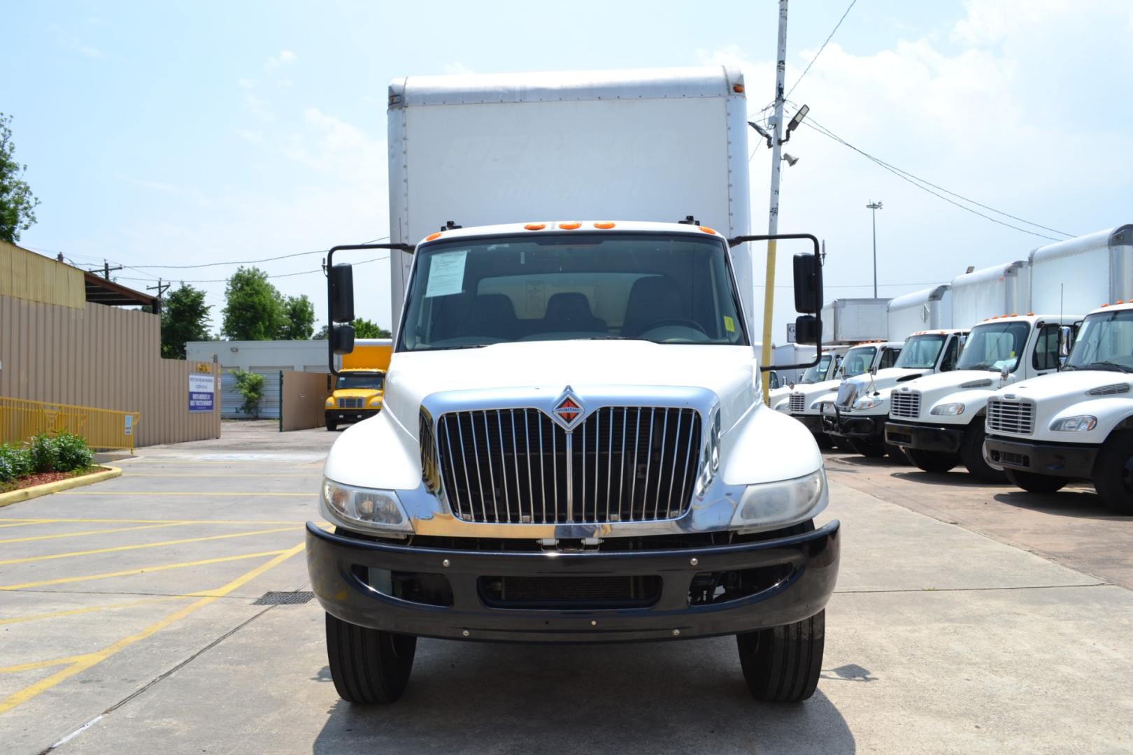 2018 WHITE /BLACK INTERNATIONAL 4300 with an CUMMINS ISB 6.7L 220HP engine, EATON FULLER PROCISION AUTOMATIC transmission, located at 9172 North Fwy, Houston, TX, 77037, (713) 910-6868, 29.887470, -95.411903 - Photo#1